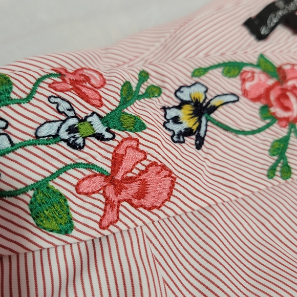 Kamiseta off-the-shoulder red button top with floral embroidery - Picture 3 of 5